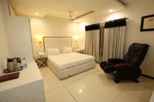 hotel rooms in guna
