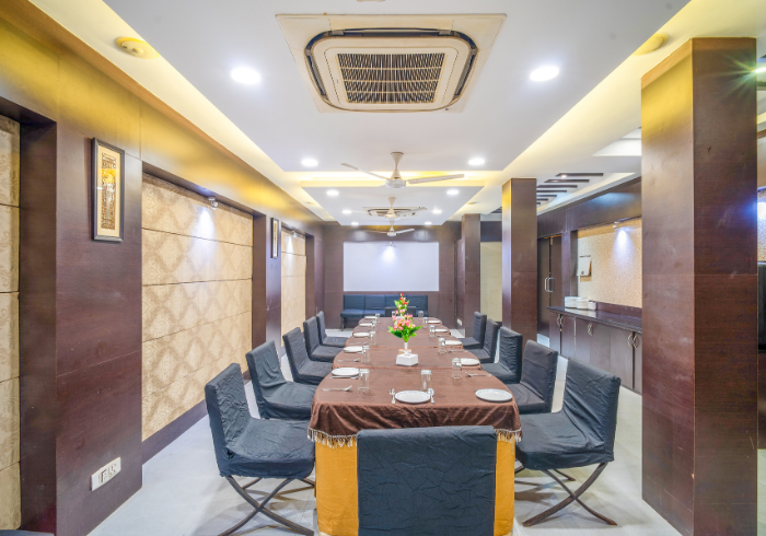 Meeting Room at Hotel Varun, hotel in Guna city