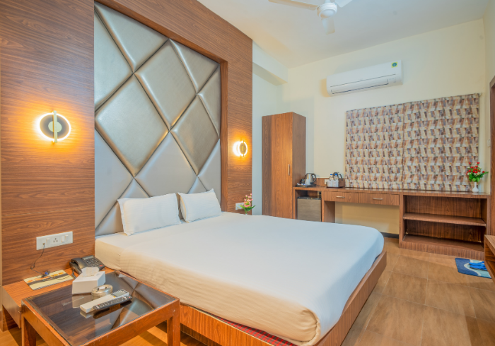 Deluxe double room with bedside table and lamp