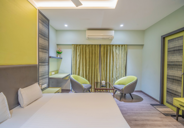 Sitting area with lounge chairs in Deluxe room
