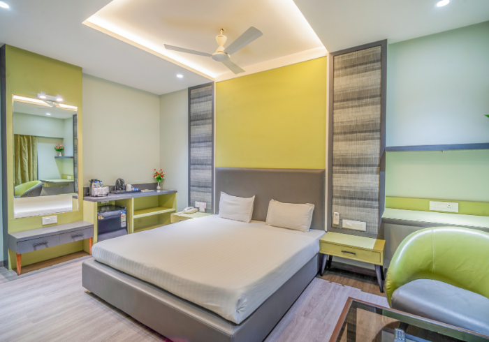 Deluxe hotel room in Guna with dressing area