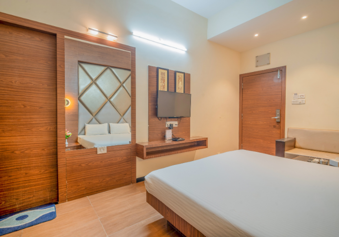 Deluxe room with wooden panelling and TV