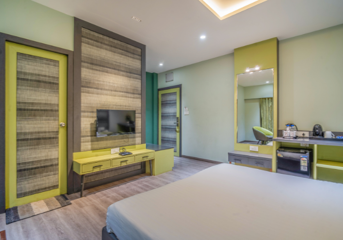 Deluxe room near Guna Bus Stand with TV and mirror