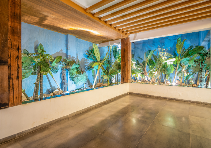 Lounge with garden view glass wall