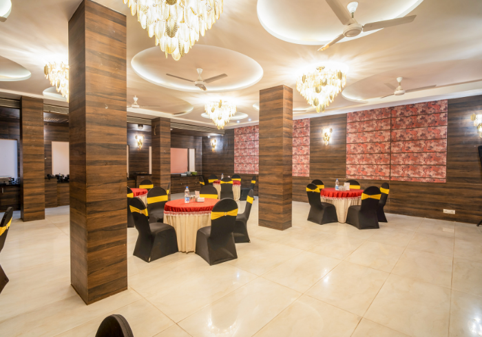 Perseus party hall with round tables and pillars
