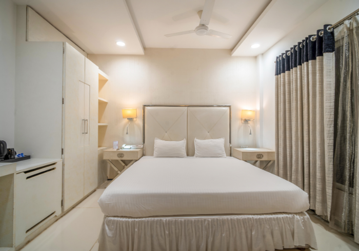 Suite king bed with wardrobe