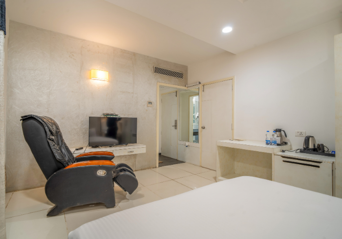 Suite massage recliner chair