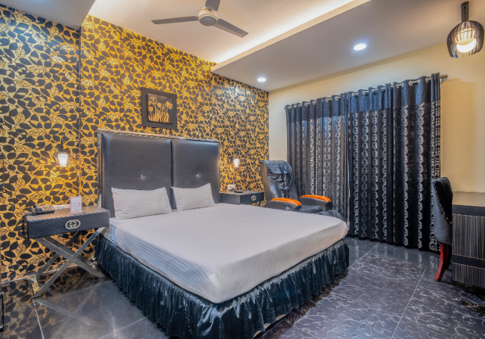 Suite king size bed with gold wallpaper