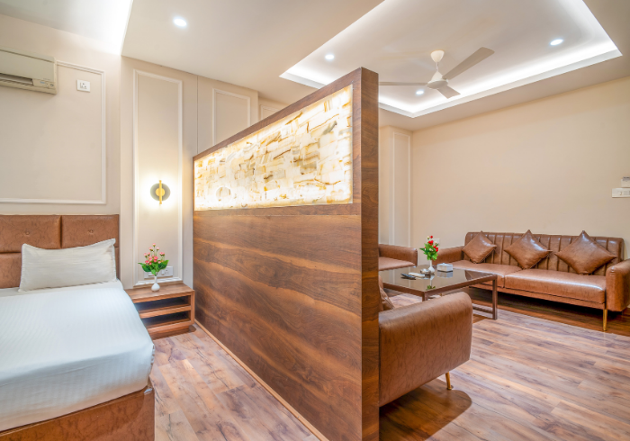 Super Deluxe room bed and lounge area