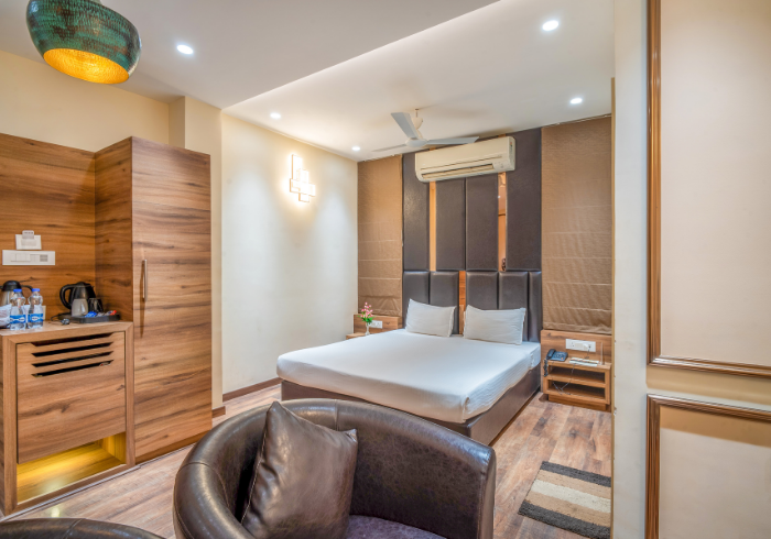 Super Deluxe room king bed and mini bar