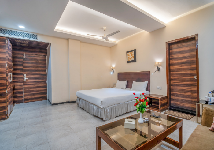 Super Deluxe room with coffee table and bed