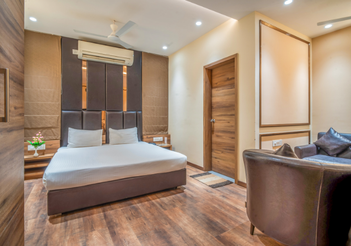 Super Deluxe room king bed and armchairs