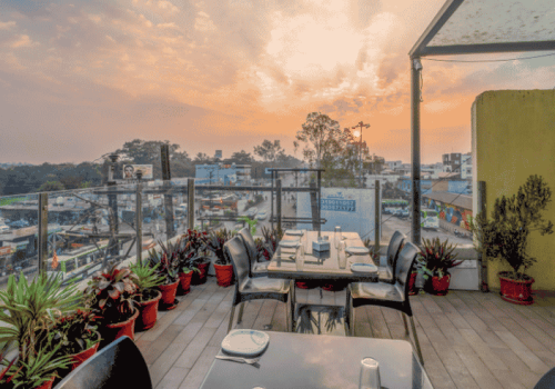 Rooftop restaurant in Guna with elegant outdoor seating