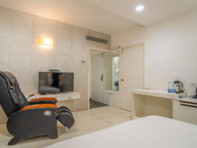 Spacious suite room with modern amenities in Guna