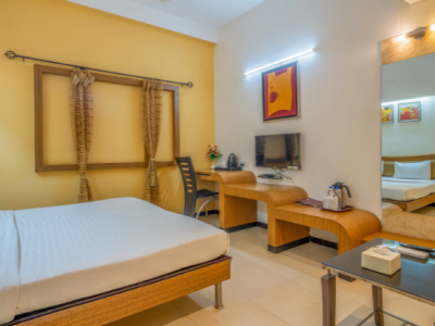 Well-furnished Deluxe Room at Hotel Varun Guna